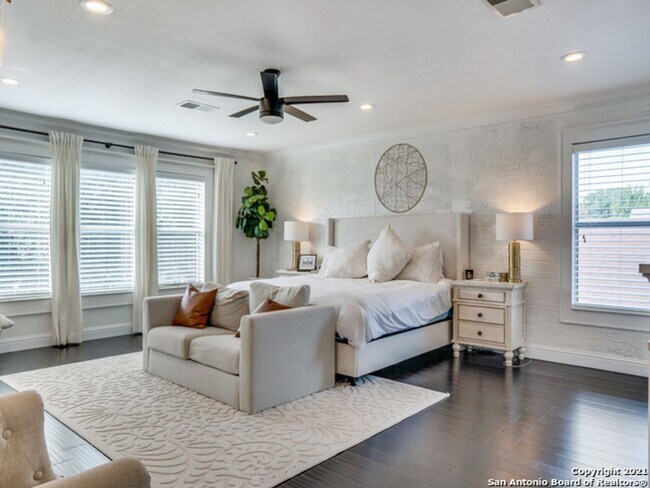 Building Photo - BEAUTIFULLY RENOVATED 4-BEDROOM HOME IN HUNTINGTON PLACE