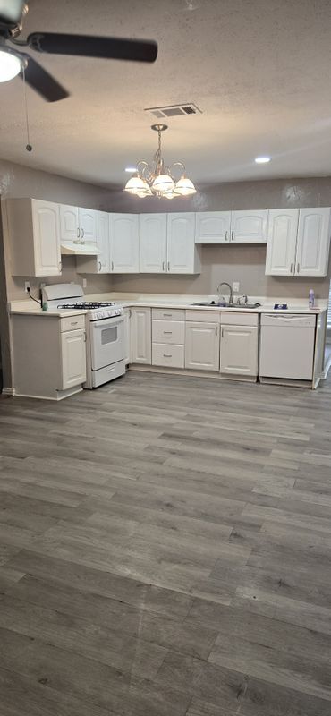 Building Photo - 324 Clary Dr