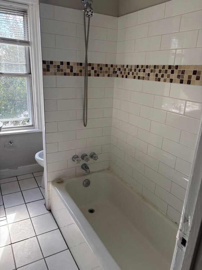 Building Photo - Charming 3-Bedroom Twin Home for Rent in L...