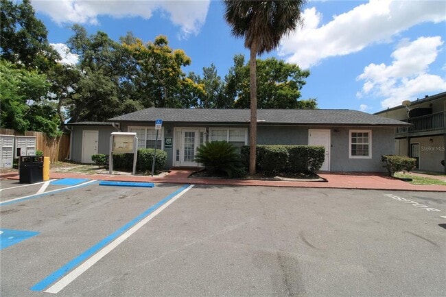 Building Photo - 201 Poinsettia Pine Ct