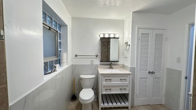 Building Photo - 2745 W Berwyn Ave