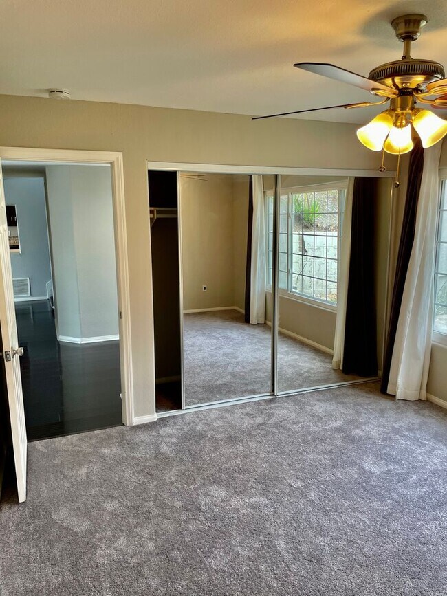 Building Photo - Large Fletcher Hills Home With 3 car Garag...