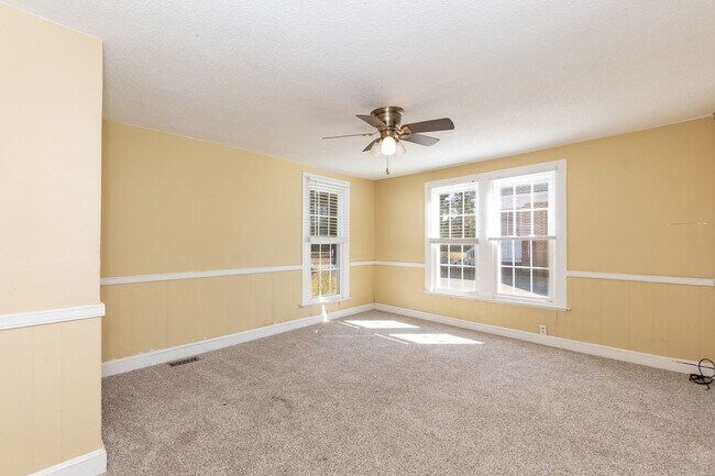 Building Photo - Four Bedroom Home!