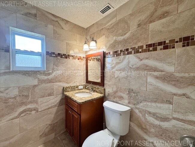 Building Photo - 2 Spacious Bedrooms and 2 Modern Bathrooms...