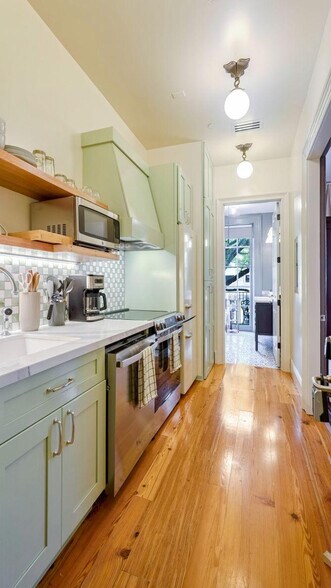 Building Photo - 604 Baronne St