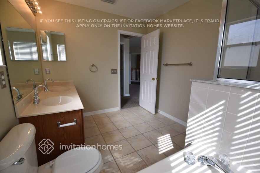 Building Photo - 11135 Golden Silence Dr