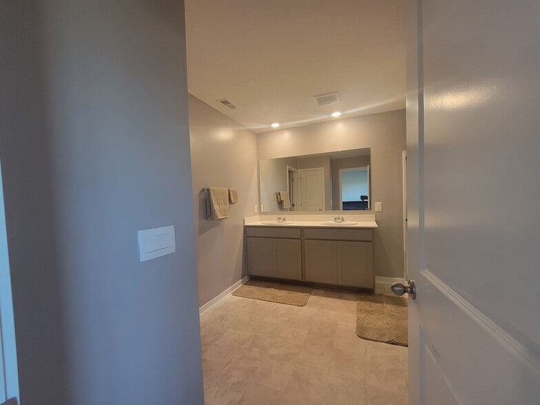 Building Photo - 131 Natalie Ln