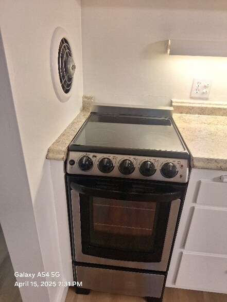 Building Photo - 609 De La Vina St