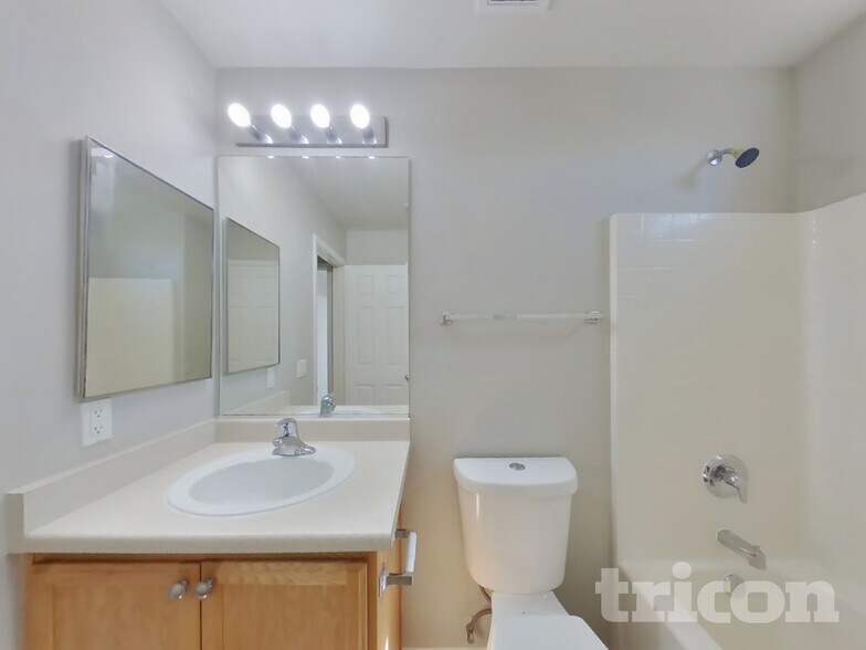 Building Photo - 3613 E Carisbrook Dr