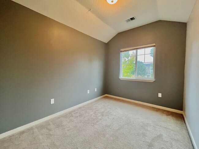 Building Photo - LOVELY GRESHAM TOWNHOME, GREAT LOCATION!