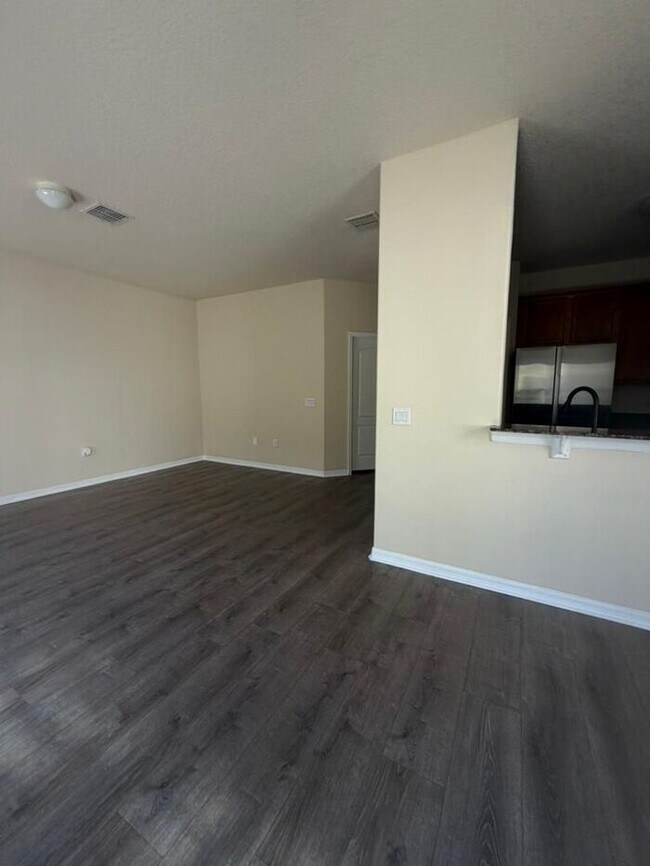 Building Photo - Updated 3 bed 2.5 bath Townhome