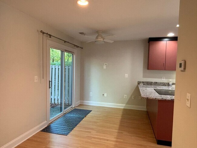 Building Photo - Adorable 1 bedroom 1.5. bath end unit townhouse in Annapolis