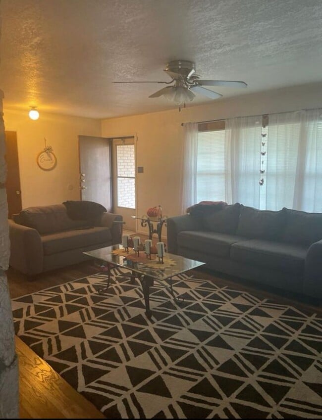 Building Photo - Spacious 4 Bedroom Home!