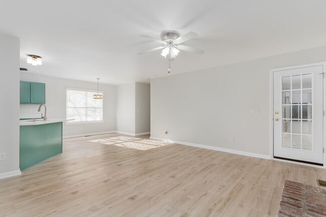 Building Photo - Delightful 3-bedroom, 2-bathroom home loca...