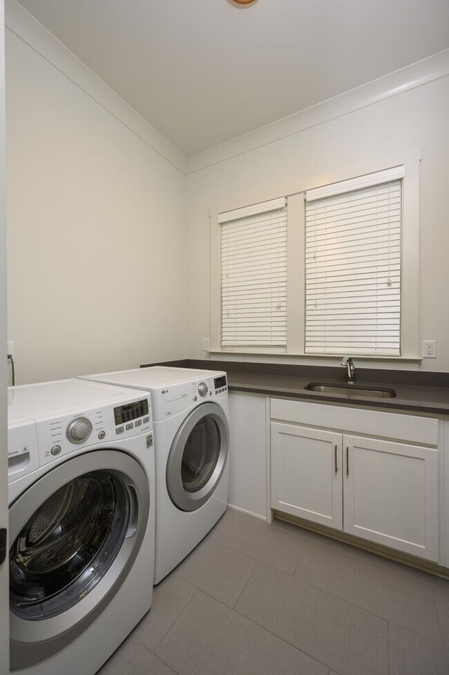 Building Photo - **LIKE-NEW, HIGH-END EXECUTIVE HOME WITH INCREDIBLE OUTDOOR ENTERTAINING IN IDEAL LOCATION**