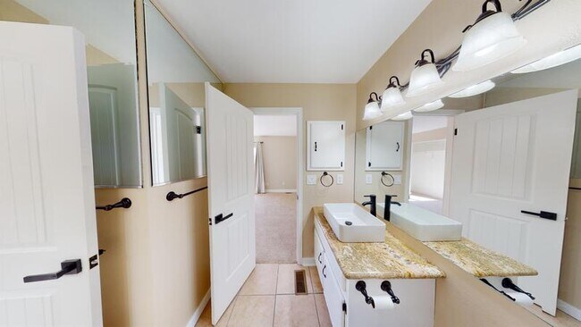 Building Photo - 5561 Dunbar Ct
