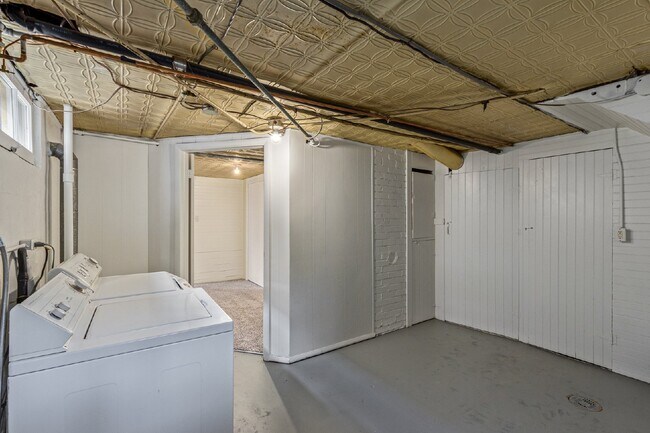 Building Photo - Great two bed two bath bungalow for rent i...