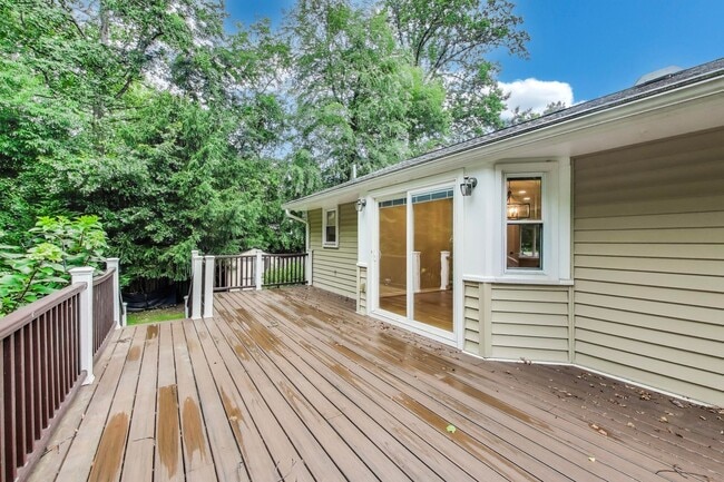 Building Photo - Perfect on Parkway --- Gorgeous, Fully Upd...