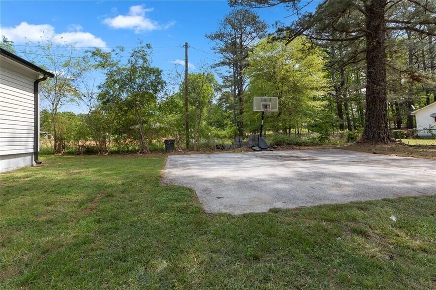 Building Photo - 2014 Fence Rd NE