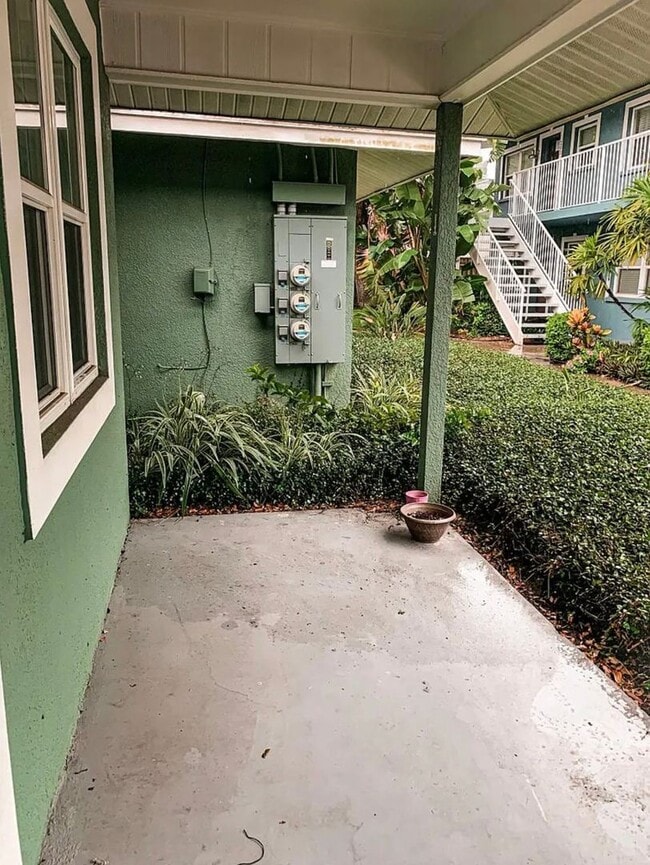 Building Photo - Hottest location, unit available near best beaches and downtown