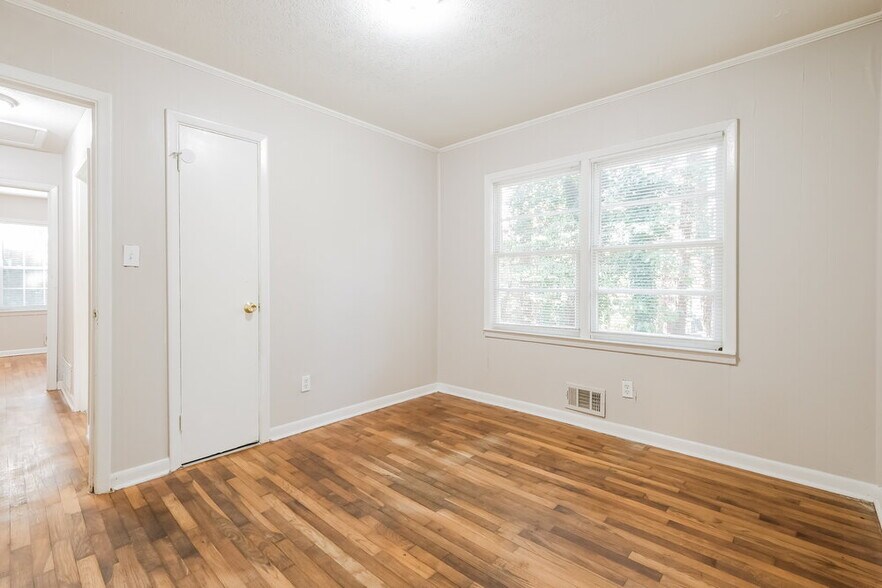 Building Photo - 6103 Blackhawk Trail SE