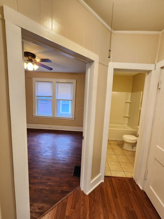 Building Photo - 3 Bedrooms, 1.5 Bath Brick Bungalow with Basement & Large Yard.  Close to UofL.