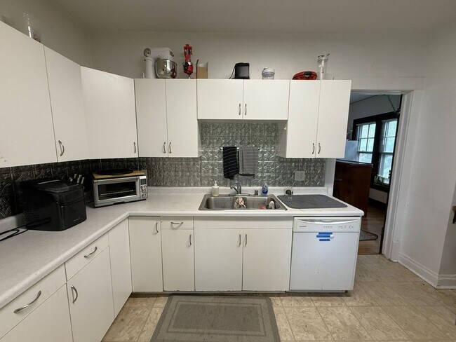 Building Photo - 1325 St James Ct