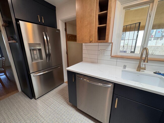 Building Photo - Beautiful home near UNM/CNM. 3 Bedroom 2 bath