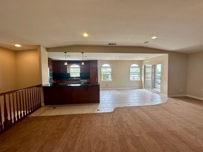 Building Photo - Huge Bay Front 3 Bed 2.5 Bath