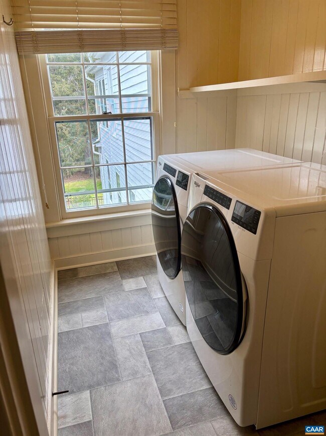 Building Photo - 800 Glendower Rd