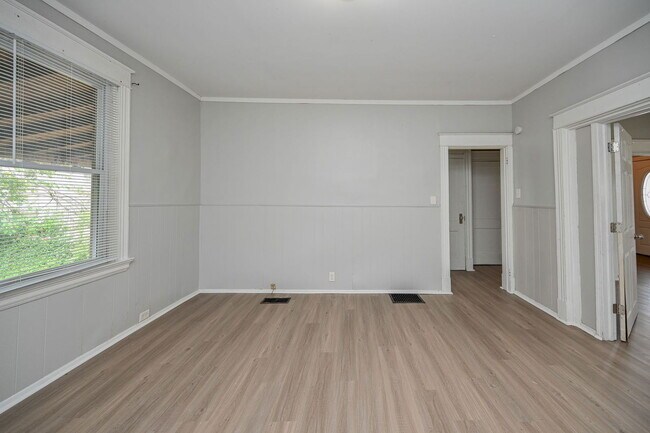 Building Photo - 2317 Stratford Ave