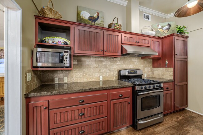 Building Photo - "Charming 4-Bedroom Classic Cottage & Cozy Fireplace in heart of Balboa