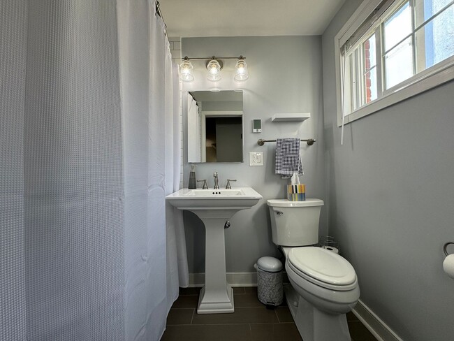Building Photo - Charming 1 Bed 1 Bath End Unit Condo In Am...