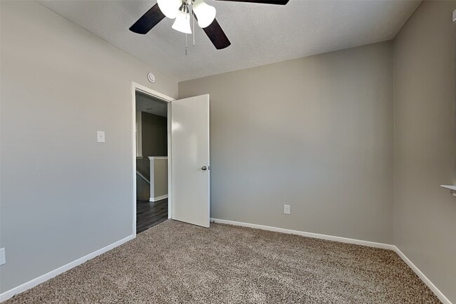 Building Photo - 2211 Pincher Creek Dr