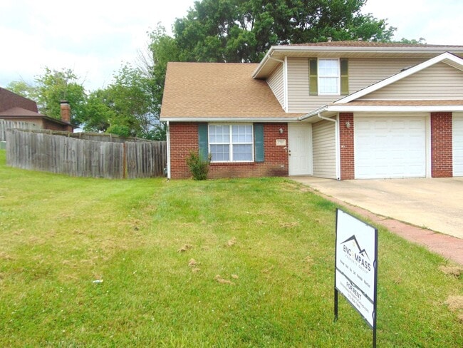Primary Photo - Nice 4 Bed 2 Bath Duplex In Valley Creek!