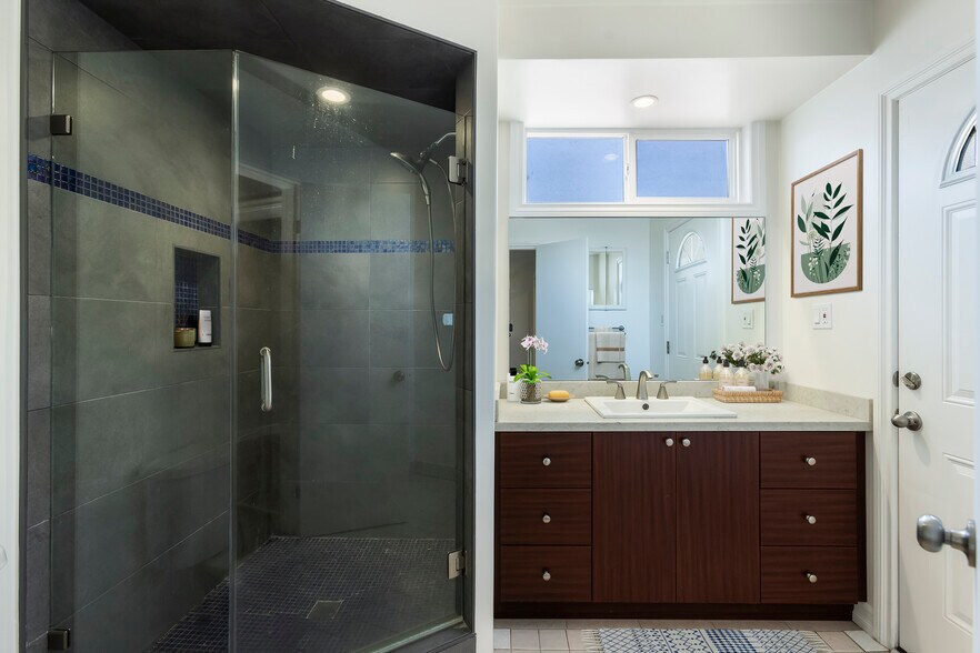 Main Bathroom - 4912 Strohm Ave