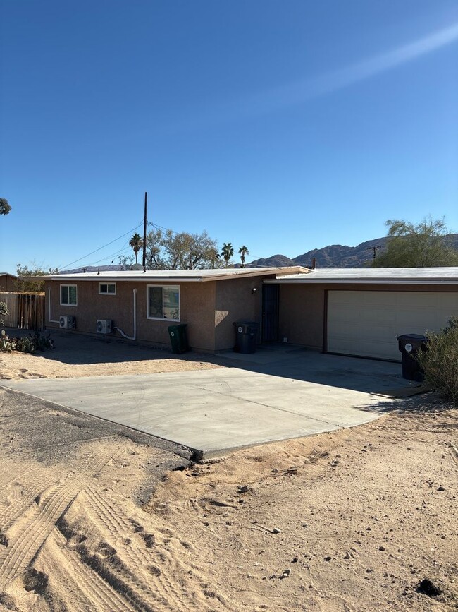 Building Photo - 2 Bedroom/2 Bathroom home ready for move in