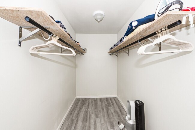 Building Photo - 3 BD 2.5 Bath Charming Home