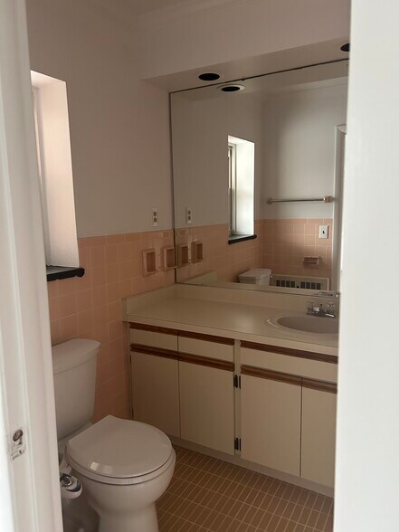 Building Photo - 2411 East Ave