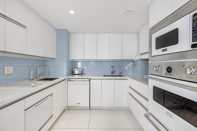 Building Photo - 9511 Collins Ave