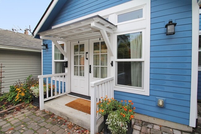 Building Photo - FULLY FURNISHED Spacious ADU Located in the heart of Portland's Historic Laurelhurst Neighborhood!