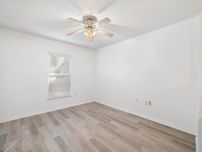 Building Photo - 981 SW McElroy Ave