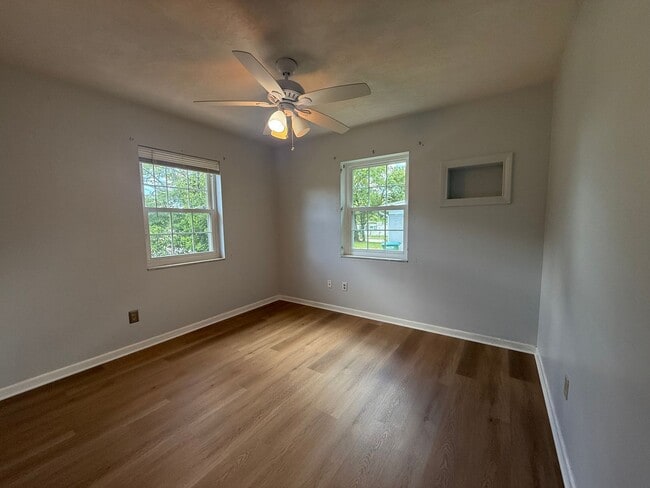 Building Photo - 3 Bedroom 2 Bathroom Updated Deltona Home GREAT Location Available IMMDEIATELY!!