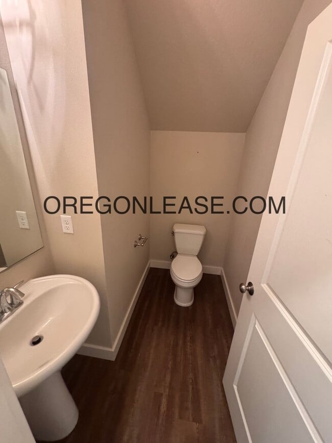 Building Photo - 3 bedroom 2.5 bath townhouse in Cal Young ...