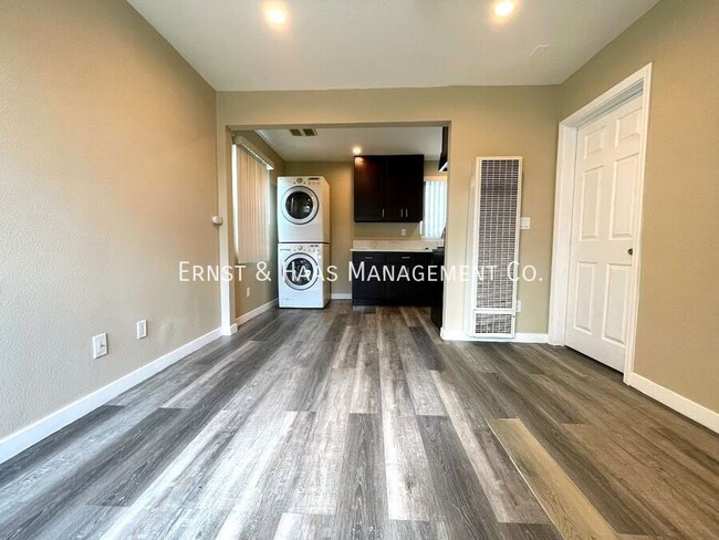 Building Photo - Cozy 1 Bed, 1 Bath Apartment with All the ...