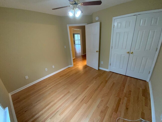 Building Photo - Lovely, well maintained Smyrna home with private wooded backyard!