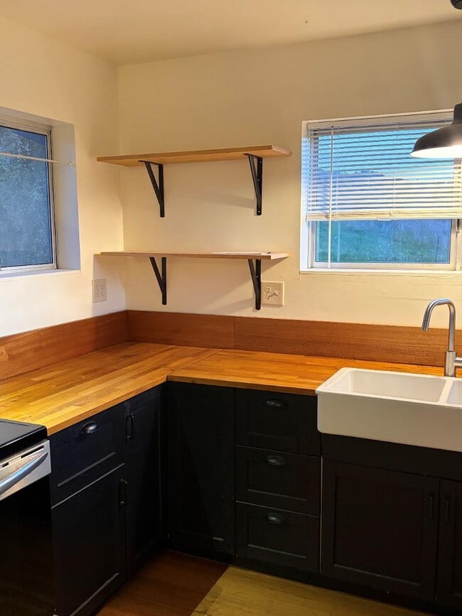 Building Photo - 11100 La Honda Rd