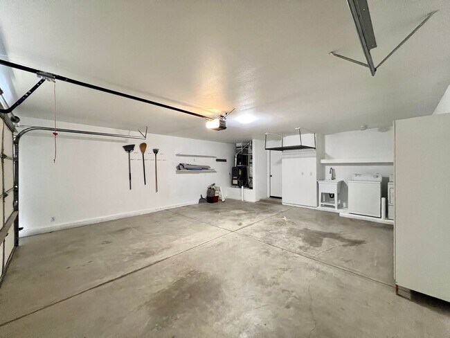 Building Photo - AVAILABLE NOW!!! 3 Bedroom 2 Bathroom Home in La Quinta