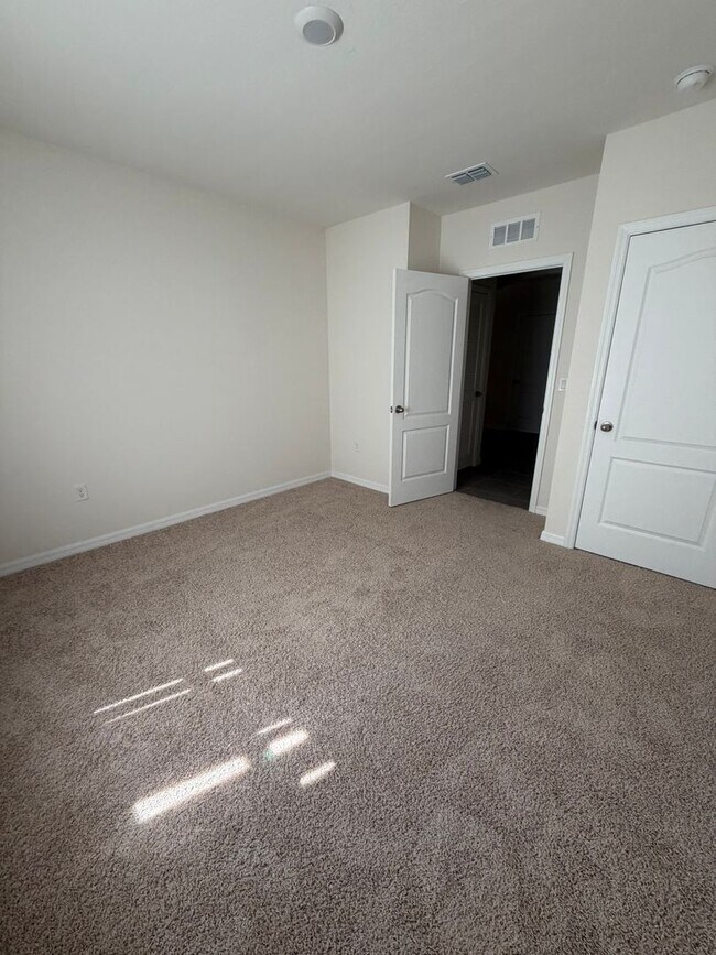 Building Photo - 801 Baylor Dr