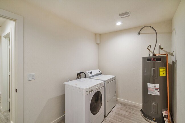 Building Photo - Huge Yard backing the 60.  5 Bed 3 Bath house at ASU